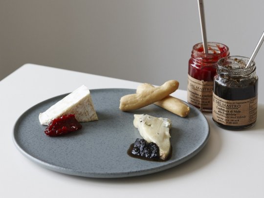 Oste m chili og lakridsmarmelade